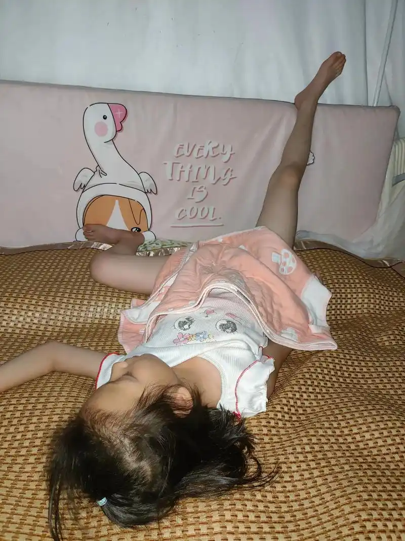 搞笑动作小孩 睡觉都是这样千奇百怪的姿势吗