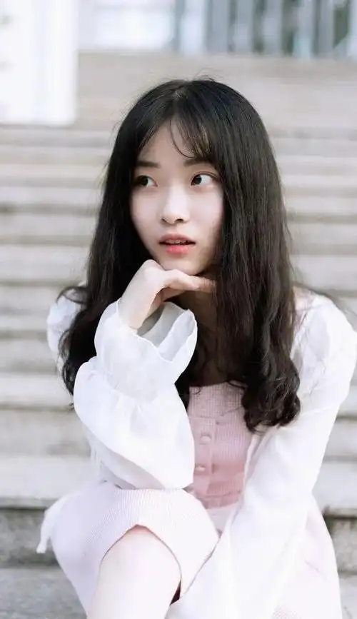 皮肤白皙五官秀气的女孩