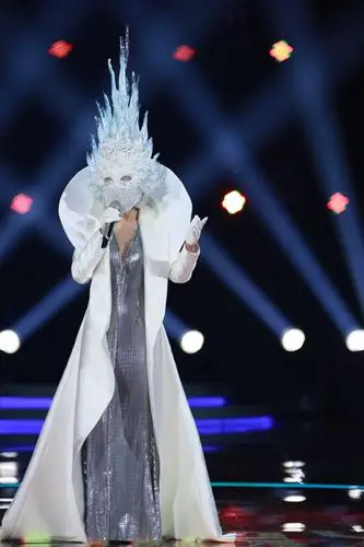 《蒙面唱将》第二期"闲不住的铁娘子"揭面,不出意料果然是张韶涵,摘下