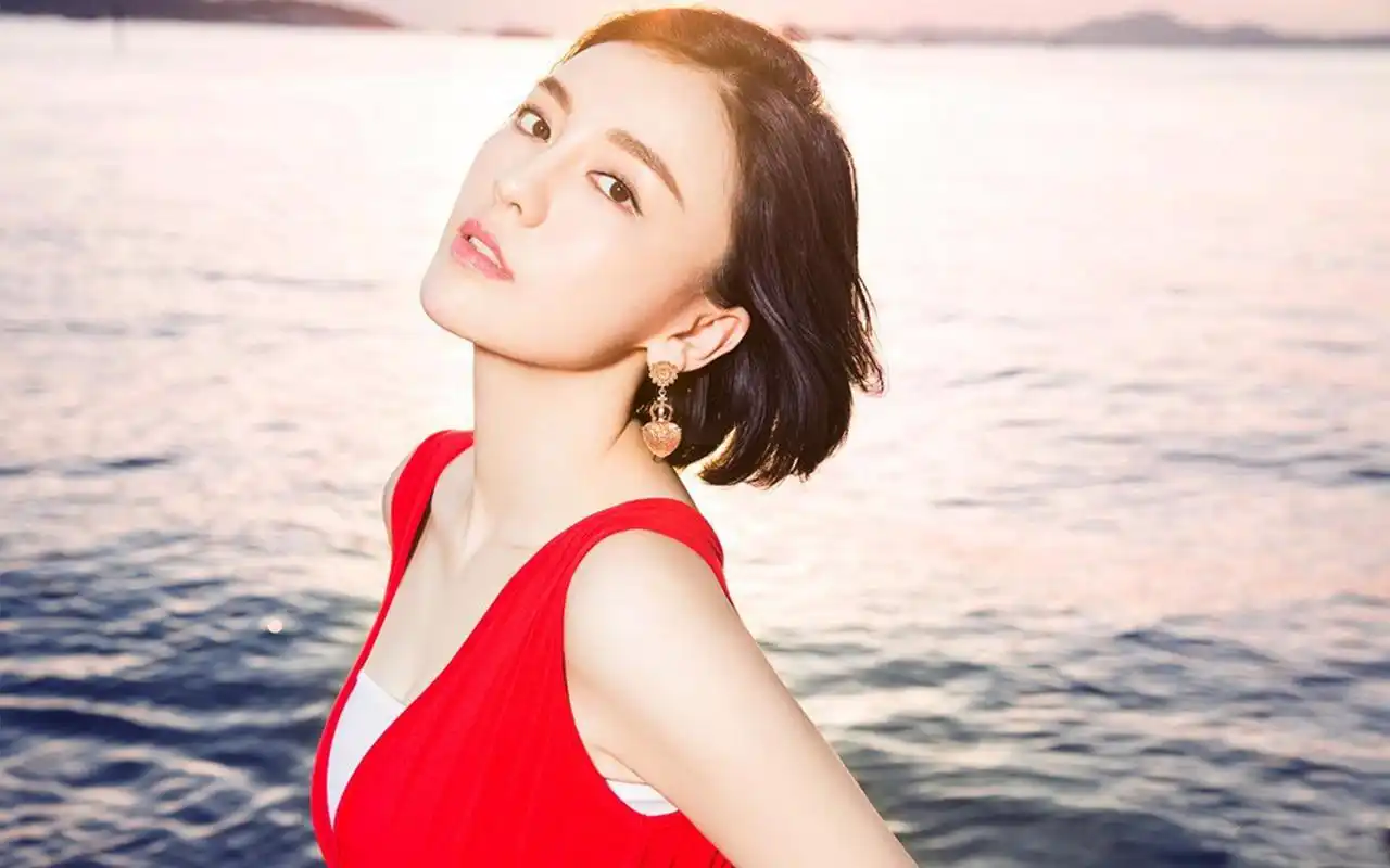 性感美女吕佳容红裙海边写真桌面壁纸下载