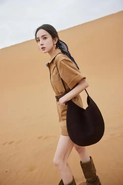 娜扎沙漠穿搭～卡其色复古连体裤搭配深棕色长靴,酷飒且精致,美拉德色