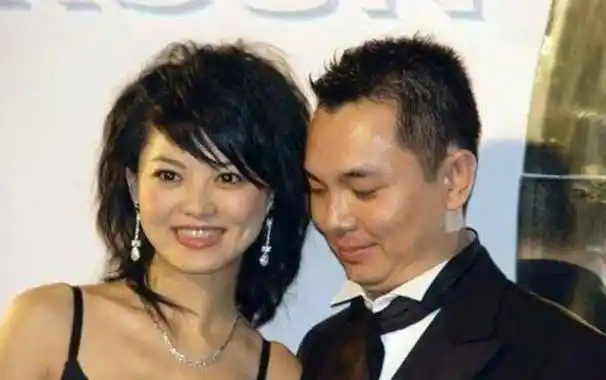 一边和秦海璐谈恋爱,却又与李相认识了也就三十多天,俩人就闪电结婚了