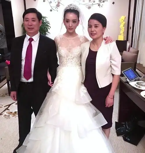 回顾郭富城晒全家为老婆庆生夫妻两人贴脸超甜蜜女儿美貌惊人