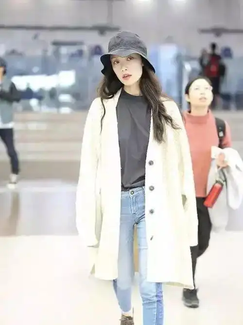 31岁倪妮真是有颜任性了,套着个"布袋"走机场,这腿真羡慕不来|街拍|穿