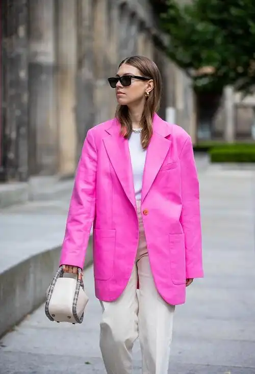 博主swantje soemmer街拍:arket粉色西装九分裤bv凉鞋 boyy手袋靓丽