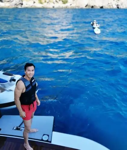 男友力max还是一身腱子肉结实的六块腹肌碾压一大波小鲜肉甄子丹的