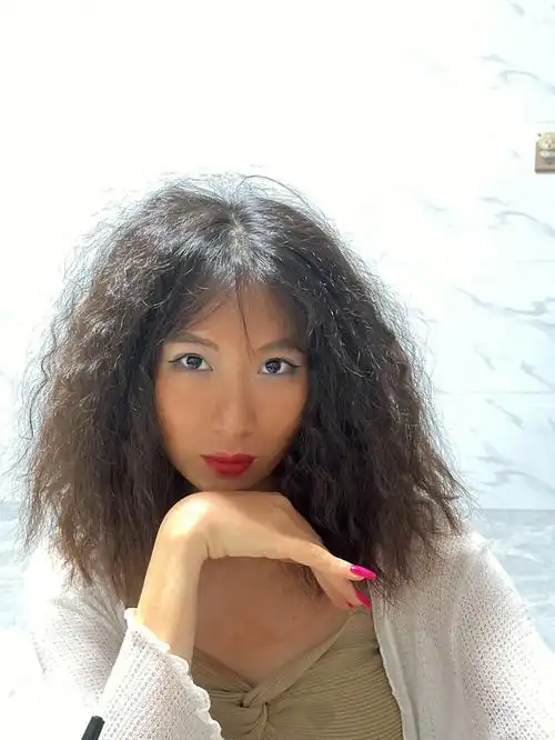 去试试看这个爆炸头,搭配巧克力的皮肤,可惜我眼妆画残了#女生黑人烫