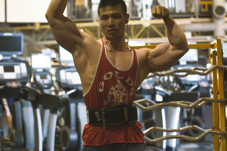 中国猛男杀回加拿大健美圈秒杀一片外国肌肉男