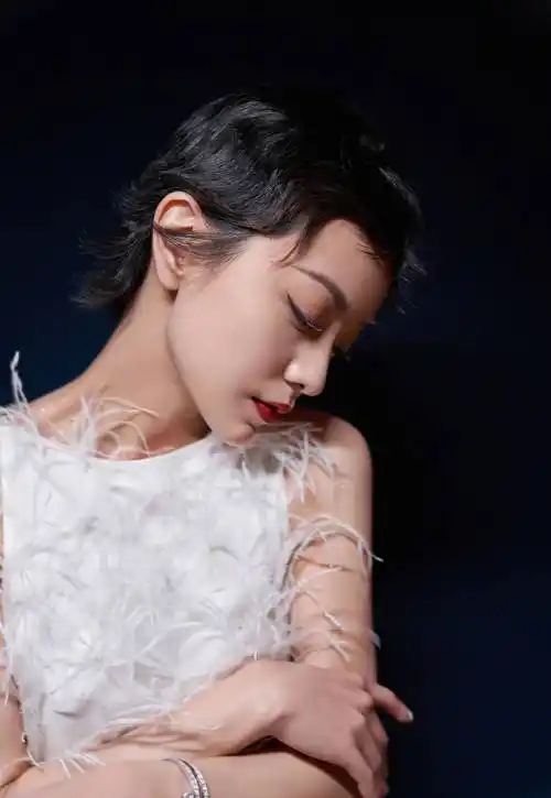 郭采洁罕见的长发造型,一身绿色豹纹套装,潮到认不出来_感觉_形象_短