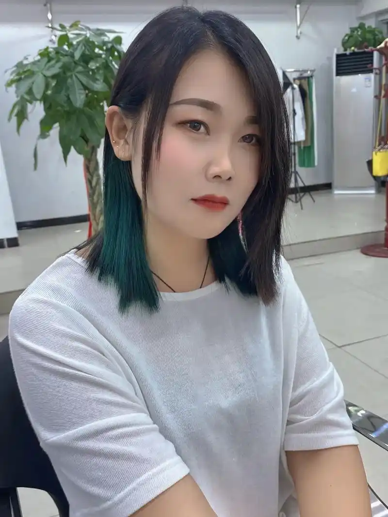 挂耳染.#发色推荐 把搭配色隐藏在耳后位置,微风拂面时或不  - 抖音