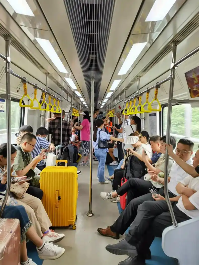 北京地铁.这是8月27日北京办事,午餐后乘地铁返回清河站随拍 - 抖音