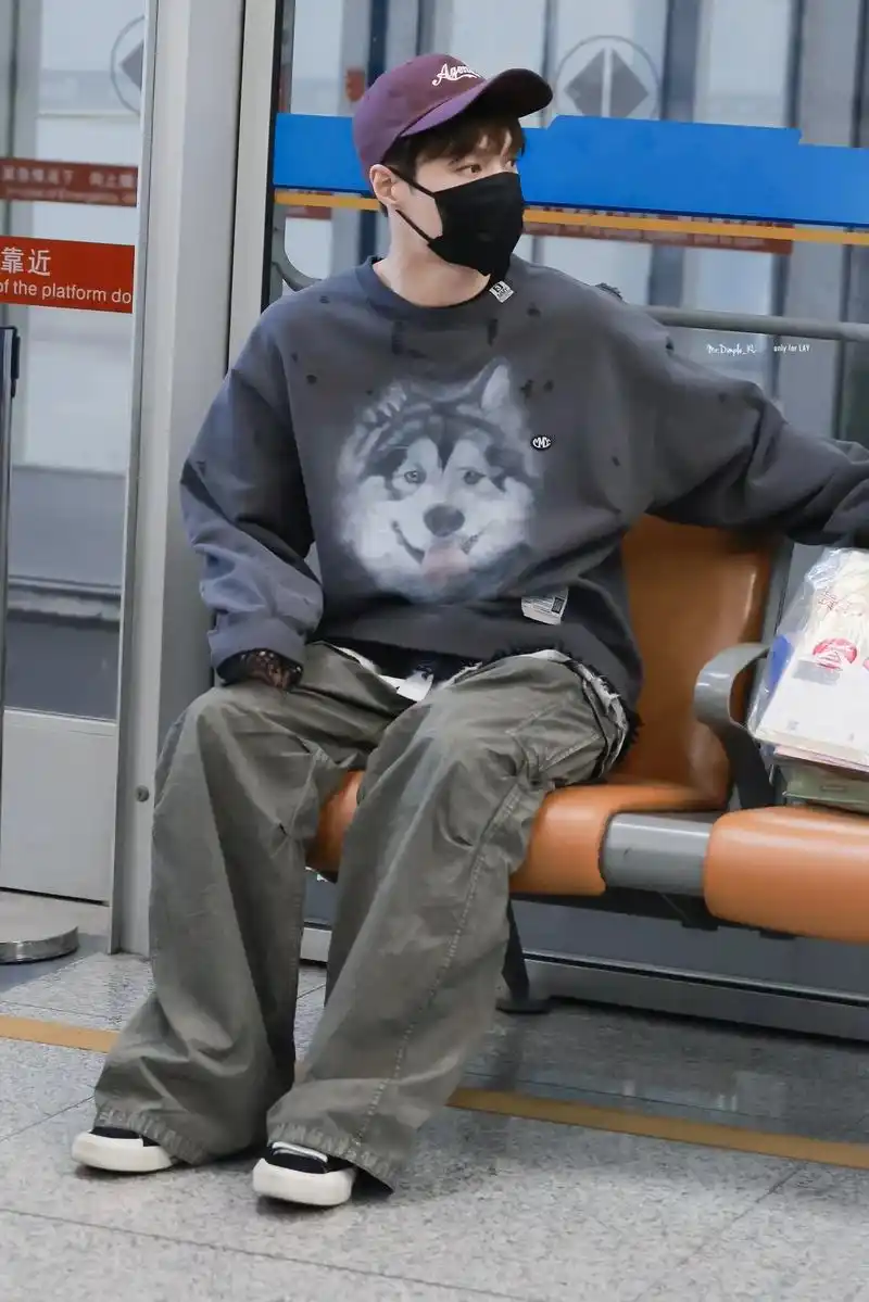 张艺兴 #机场照 #酷男孩 - 抖音