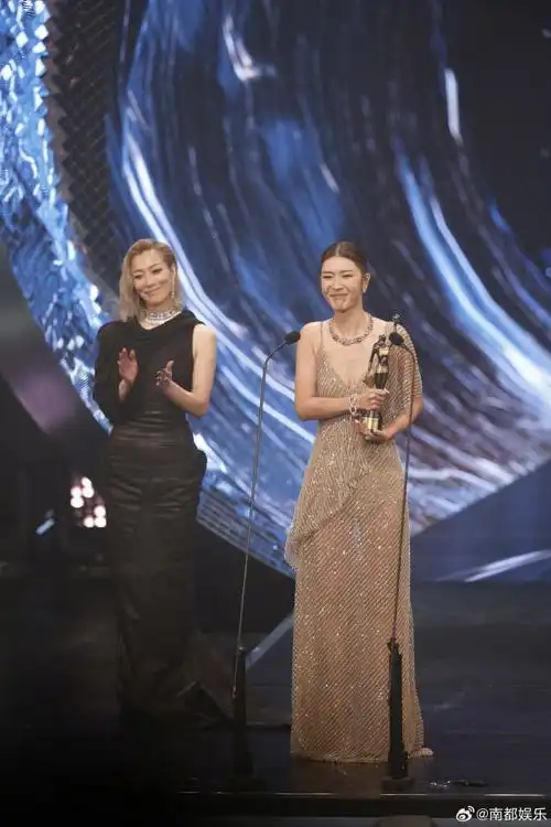 第42届香港电影金像奖##郑秀文金像奖给最佳女主角颁奖