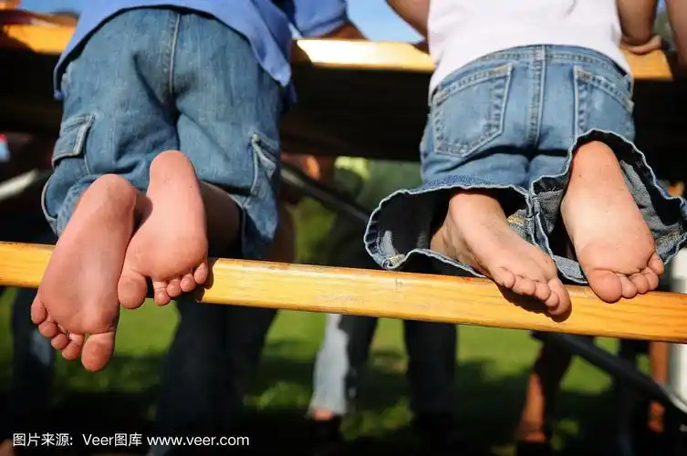 野餐桌上的两个小孩光着脚