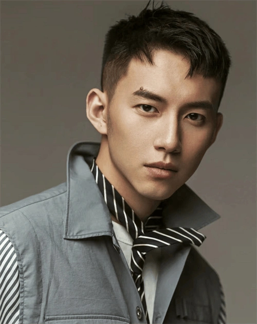 满满的少年在时尚烫发,充满最时尚迷人的男神气质._发型_纹理_长度