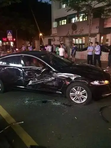 厦门路虎猛撞捷豹原因竟是替母出气