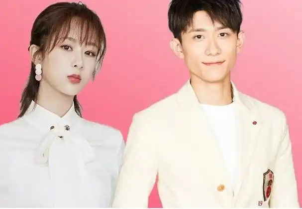 杨紫张一山同学聚会,女方眼眶发红像刚哭过,男方为避嫌分头站