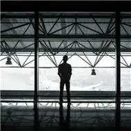 qq头像男生背影黑白孤独的男生头像背影黑白伤感图片