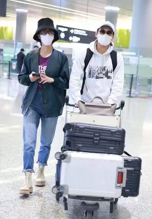 原创张歆艺和老公同框还那么甜皮夹克配牛仔裤打扮成率性少女