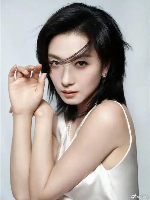 万茜白月光造型#万茜新照真的有狠狠美到我,白色深v绸缎鱼尾裙满满