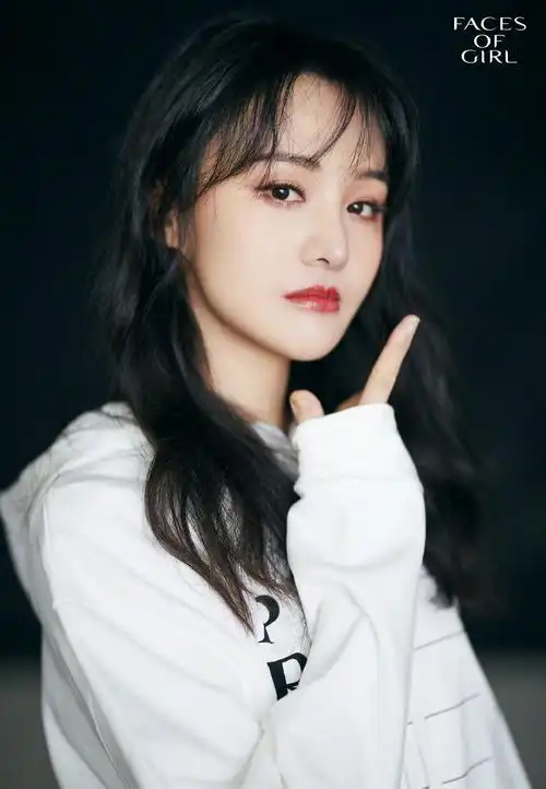 简介:郑爽长卷发温婉写真图片,分享一组郑爽图片给大家,图中的明星