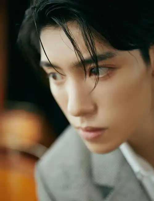 王子异受邀参加时装大秀暗纹格西装加身帅气稳重