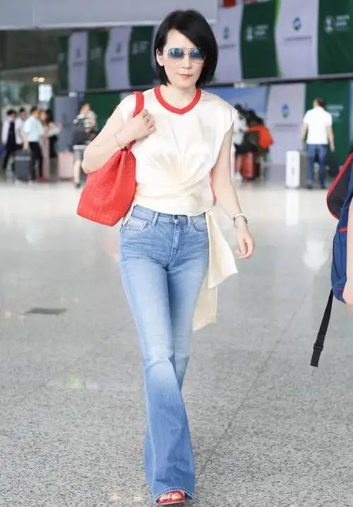 俞飞鸿现身机场被拍胯骨与腰快平齐了网友胯骨真这么窄吗