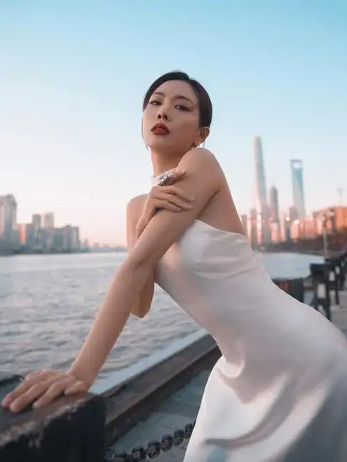 王霏霏气质真好穿挂脖裙打扮优雅贵气这身材真叫人上头