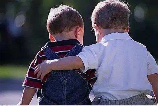 小孩的背影图片