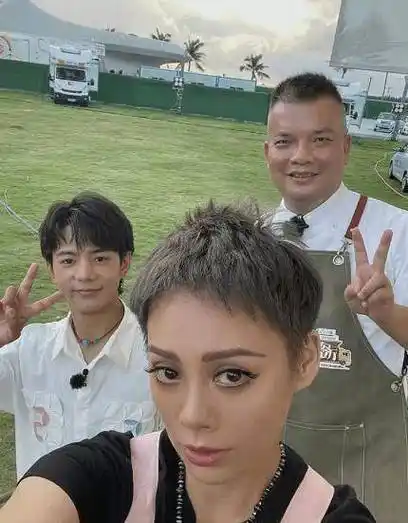 丁真龚俊穿休闲装同框超养眼,宁静短发超a_造型_时尚_衬衫