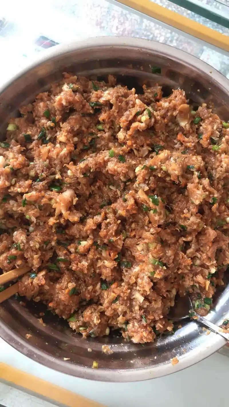 晚上吃饺子,我家小神兽最喜欢吃的胡萝卜09香菇肉馅#手工饺子 - 抖