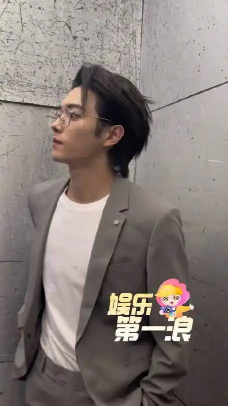 许凯承欢记新浪扫楼##许凯金框眼镜