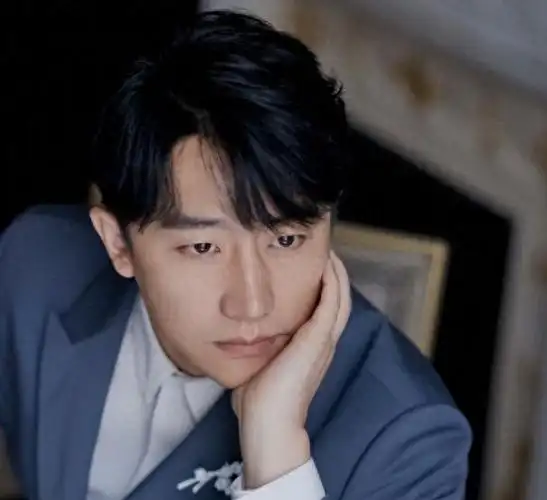 这个演员就是我们要说到的黄轩,他的确是一个实力派演员,他毕业于北京