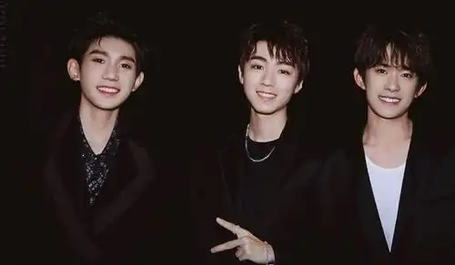 开扒当年行星饭vs四叶草世纪大战,官方直接放exo和tfboys合照