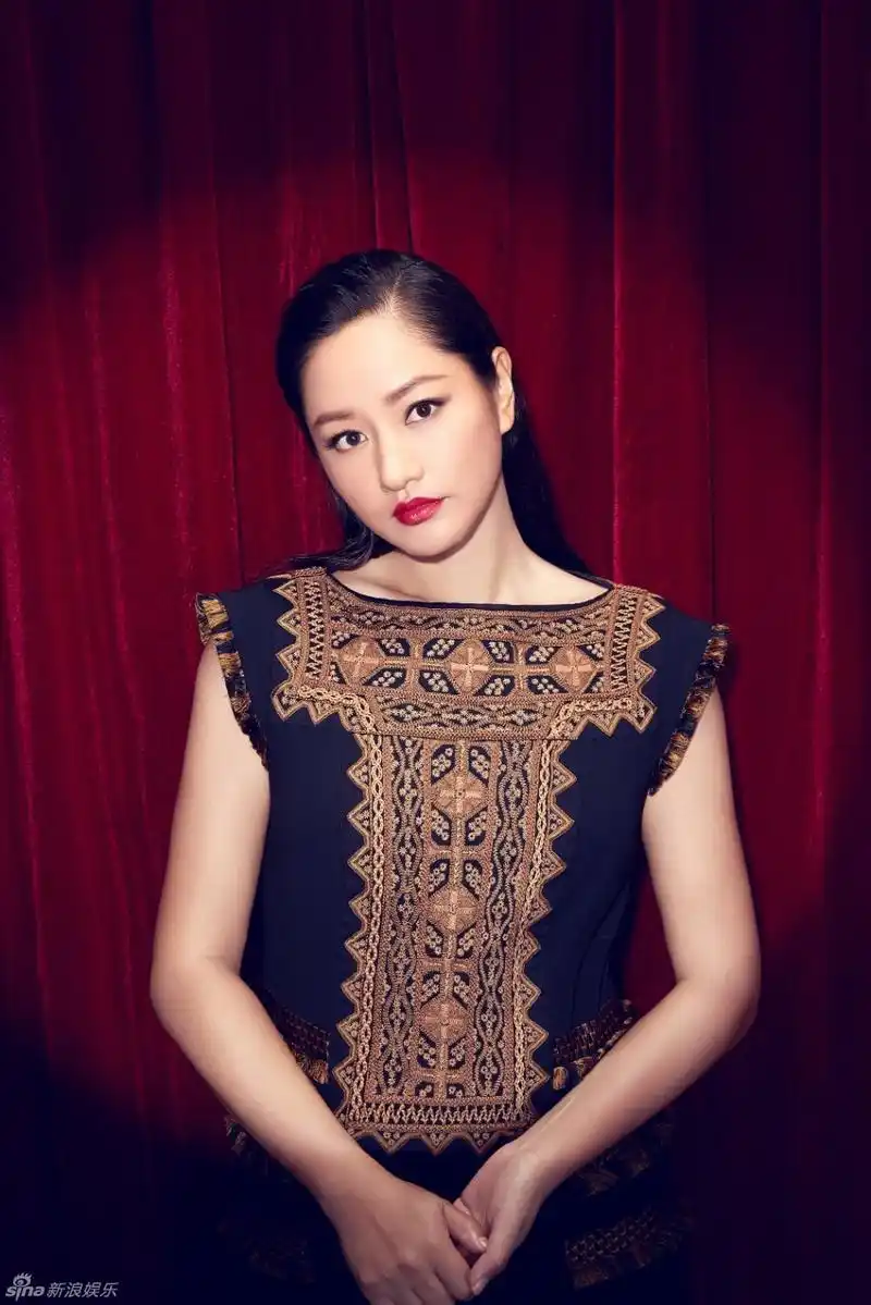 新浪娱乐讯 近日,瞿颖为某杂志拍摄了一组杂志大片,片中的她或表情