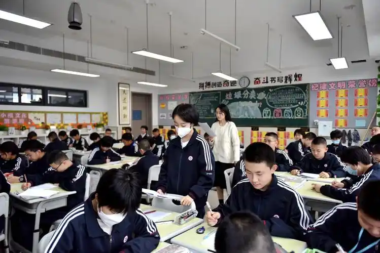 开学首日,西安国际港务区铁一中陆港学校初三学生正在上课