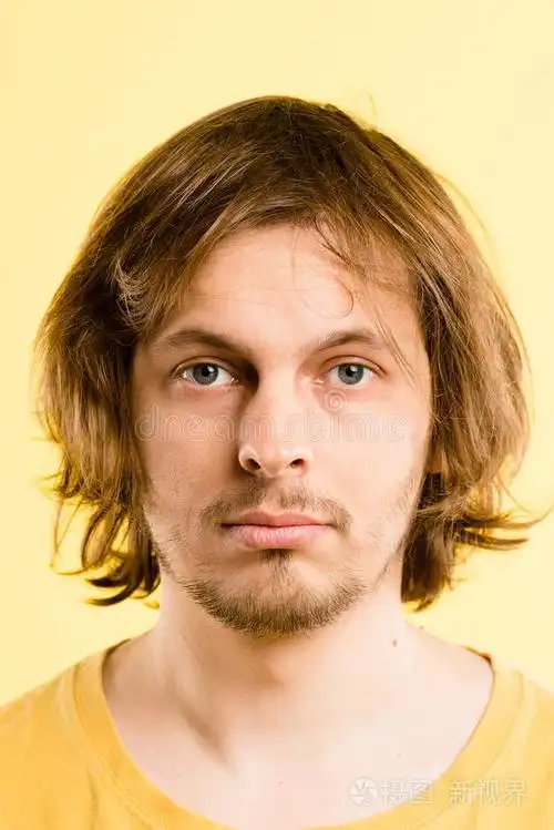 严肃人物肖像真人高清黄色背景照片-正版商用图片0mrbhm-摄图新视界