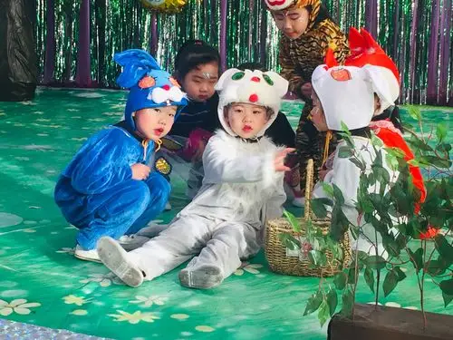 铁路小学附属幼儿园第十五届童话剧大赛——小一班情景剧《乱扔香蕉皮