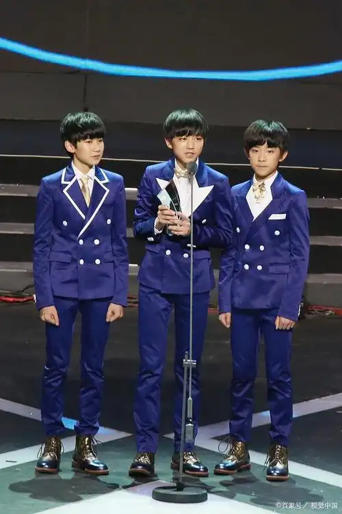 在2017年的《快乐大本营》舞台上,tfboys的王源,王俊凯,易烊千玺带来