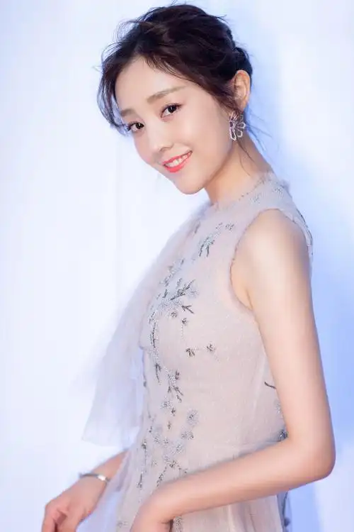 何花亮相中国国际青年电影展 凭最美孟婆三度获奖