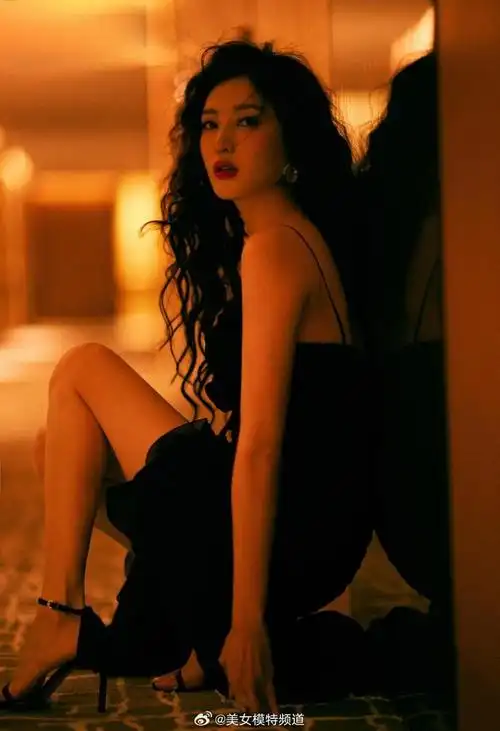 江疏影港风氛围感大片黑色吊带开衩裙配卷发红唇美到失语