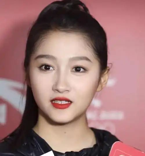 关晓彤化妆忘记涂脖子,无美颜下看见和脸的色差,少女感全无