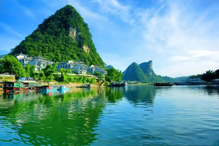 的迷人景色,使得古今中外无数骚人墨客为之叹服,为之动情……桂林山水