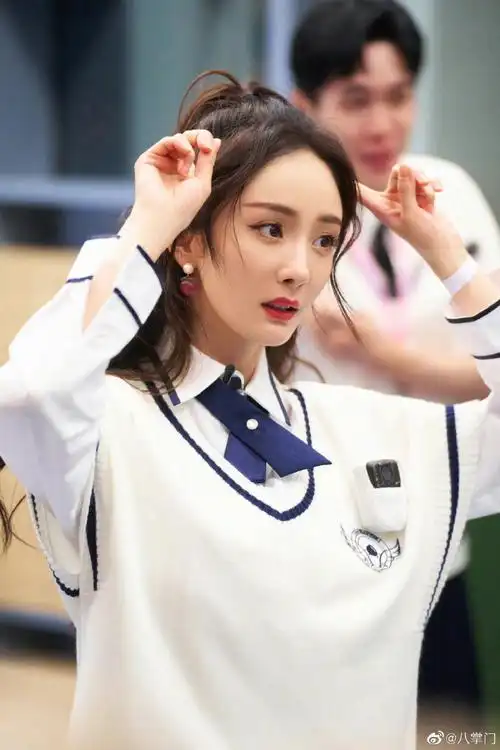 跟着杨幂一起探索天使学园的秘密##杨幂密逃4温柔学姐花絮照