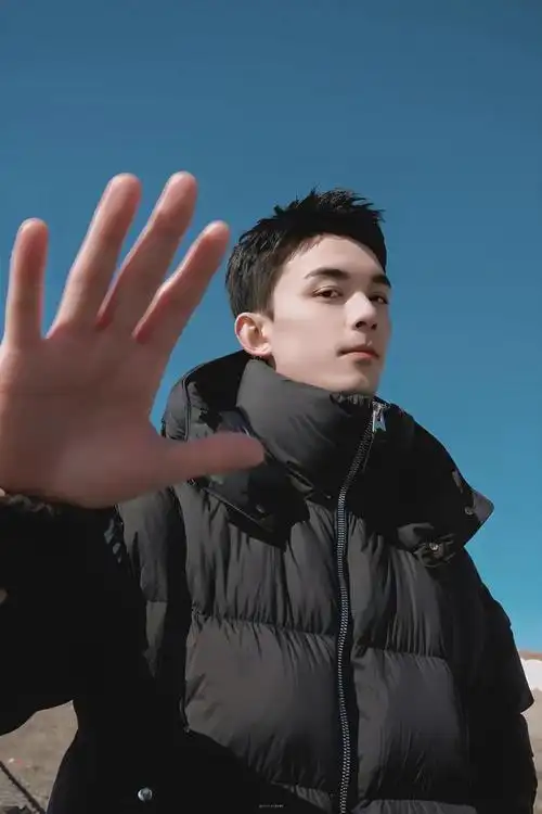 可是后来剧本被魔改,吴磊变成了双男主之一,名字还被排在了后面.