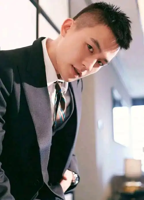 欧豪的帅带有几分痞气,洒脱不羁,很有大哥风范,穿西装更有范!