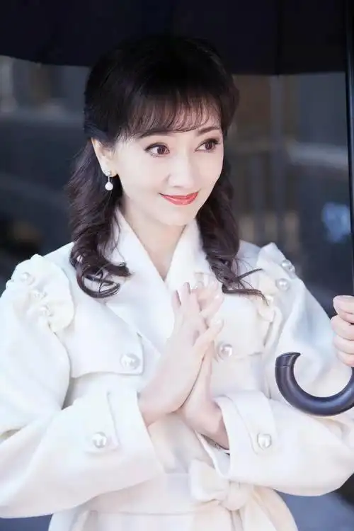 68岁赵雅芝红毯生图暴露老态!穿紫纱裙戴大钻戒,优雅刻在骨子里