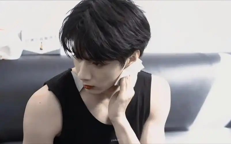 刘耀文shoot黑素颜荷尔蒙爆棚