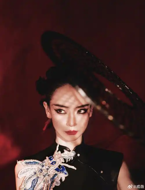 戚薇红与黑美学大片##戚薇龙纹露腰旗袍