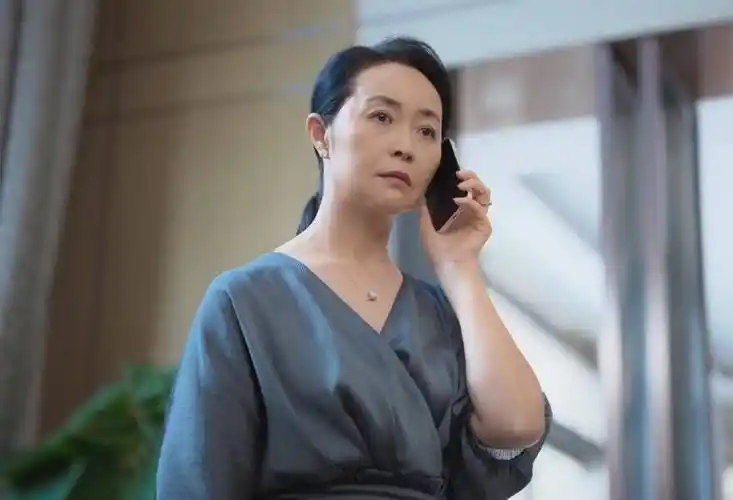 底线:5个老戏骨抢了靳东的风头,其中有2位一级演员_方晓莉_母亲_女儿